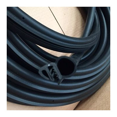 GP026 · 28x20.7mm Goma estanqueidad con pestaña lateral · Caucho EPDM