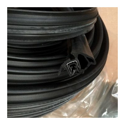 GP025 · 45x26mm Goma estanqueidad con pestaña lateral · Caucho EPDM