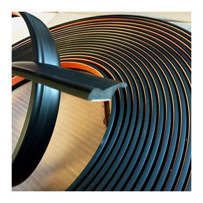 MA046 · 28x13mm Moldura Adhesiva Negra · Función Vierteaguas