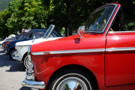 Glazing trim for windows and glass: windshield seals, classic car profiles, and window channels/belt weatherstrips